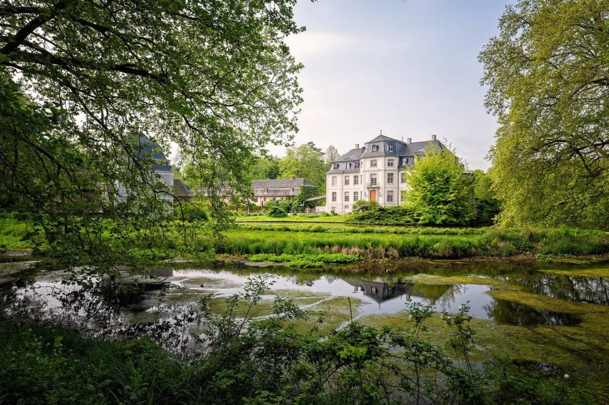 Géobiologie des lieux et de l’habitat : fermes, châteaux, manoirs